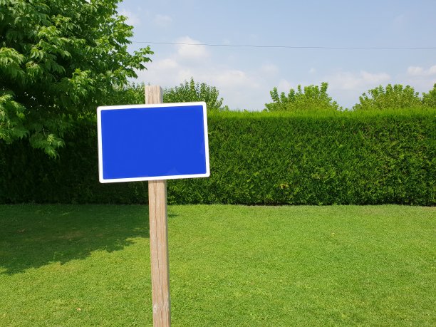 贴有干净的标志，有空间写，在自然的中间。水平图像与绿色域。模板打印关于自然，公园，自然空间的书面概念。模型。清洁。图片下载