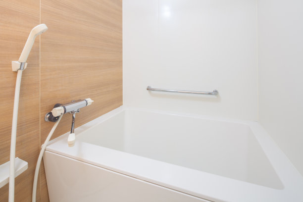 浴室有淋浴和浴缸图片下载