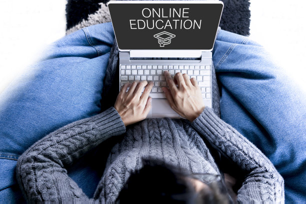 Top view妇女使用笔记本电脑在线教育图片下载