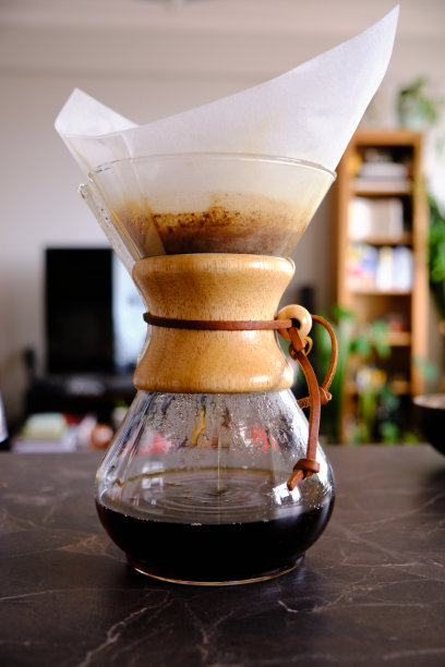 准备特制的过滤咖啡，冲泡黑咖啡。在家煮咖啡的概念。图片下载