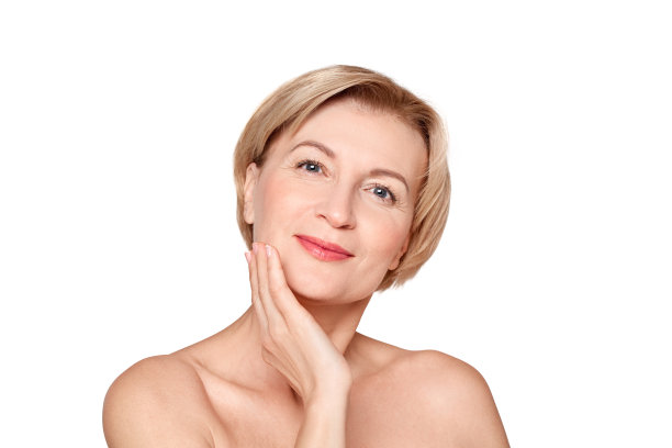 老女人摸着自己的脸颊，看着相机图片下载