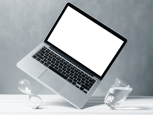 笔记本模型，黑屏电脑飞到桌子下面。象征轻盈、清新、清新。现代技术，社交网络和应用。本空间图片下载