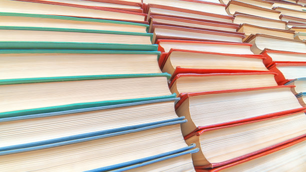 书堆低角度查看图片下载