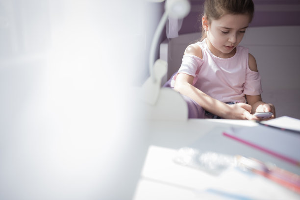 少女用智能手机发短信图片下载