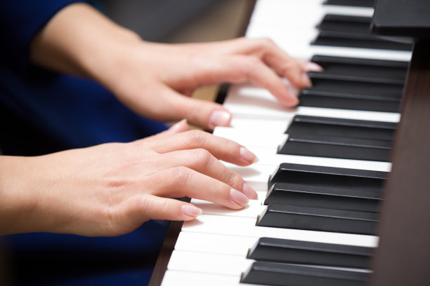 弹奏钢琴的手的特写。音乐与爱好概念图片下载
