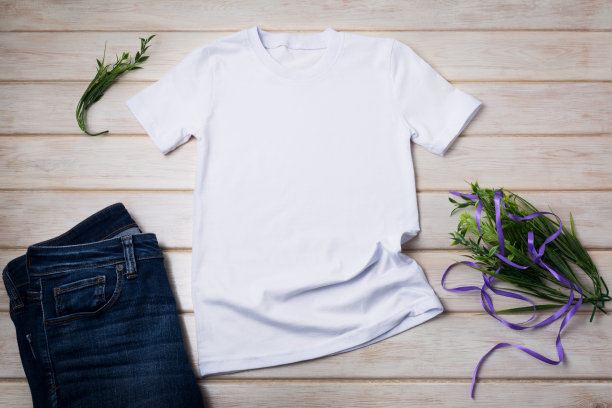 中性t恤模型与紫色丝带图片下载