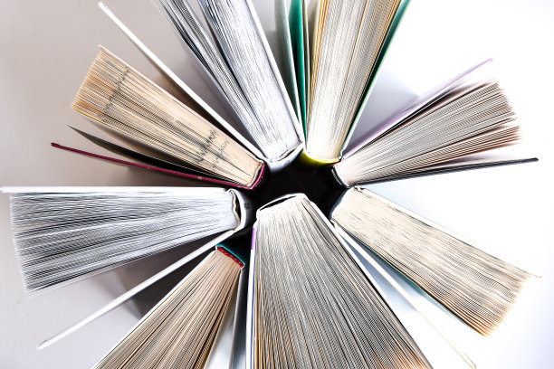 旧书叠放教育理念背景，多书叠放有文字拷贝空间，书顶图片下载