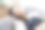 不健康的亚洲漂亮女孩发烧闭着眼睛睡在家里的沙发上。她在额头上敷了一块退烧贴片，并用毯子盖住自己。疾病和疾病的概念。图片下载