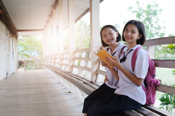快乐的年轻亚洲女孩在学校读书。图片下载