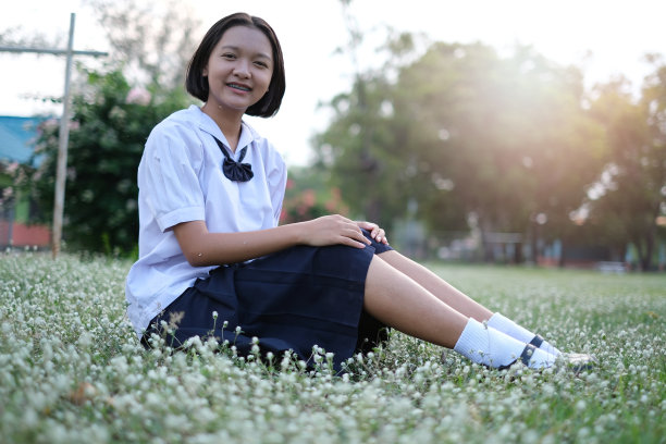 快乐年轻的亚洲女孩穿校服在学校。图片下载