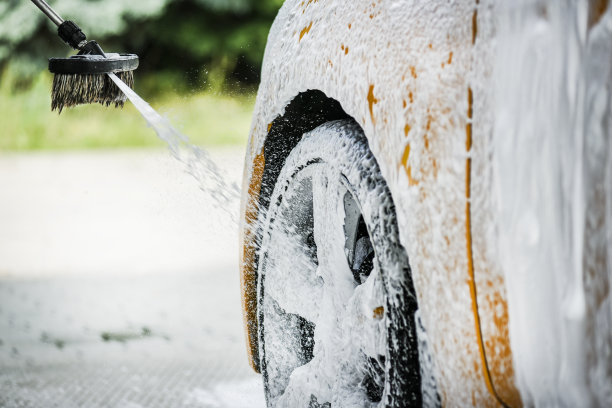 近距离洗车。用泡沫刷和高压水清洗汽车图片下载
