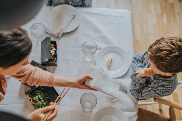 家人在接受COVID-19隔离期间享用日本外卖图片下载