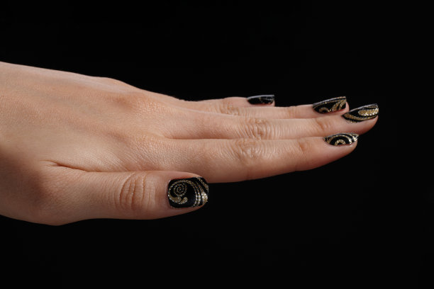 迷人的钉子装饰着黑色和金色。图片下载