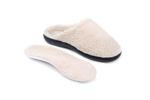 一双空白软灰色家拖鞋，设计模型。酒店浴室拖鞋顶视图孤立的白色背景。清亮温暖的国产凉鞋或运动鞋。床鞋配件鞋。人字拖凉鞋图片下载