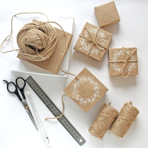 一套配件和工具，礼物棕色盒子的惊喜工艺手工剪刀尺子图片下载