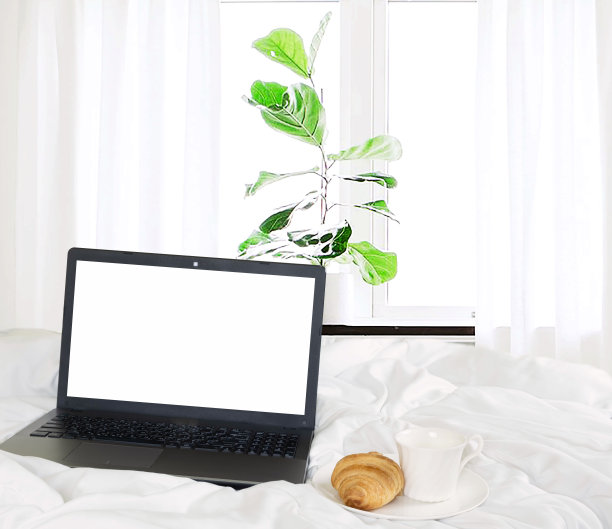 选择性聚焦，笔记本电脑，羊角面包和咖啡在卧室旁边的薄窗帘和绿树模糊，放松和工作在线生活的概念从家图片下载