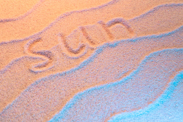 太阳用波浪和霓虹灯在沙滩上刻字。极简的异国度假和旅游概念，平铺顶视图拷贝空间图片下载