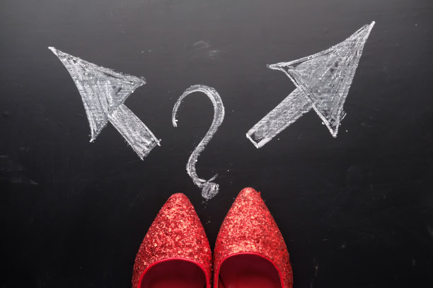 鞋子和箭头在沥青地上指向不同的方向图片下载