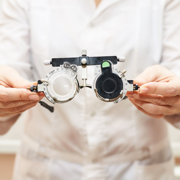 眼科医生与女病人在眼科实验室检查。眼部护理图片下载