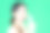 美丽健康的年轻亚洲女人拿着容器与面霜在绿色孤立的背景。化妆品和护肤品的概念。图片下载