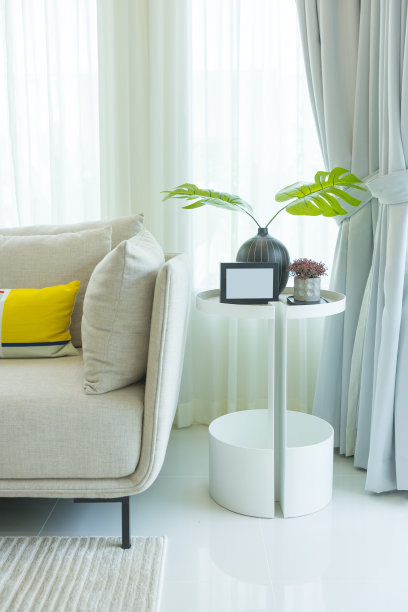 米色沙发和边桌的客厅图片下载