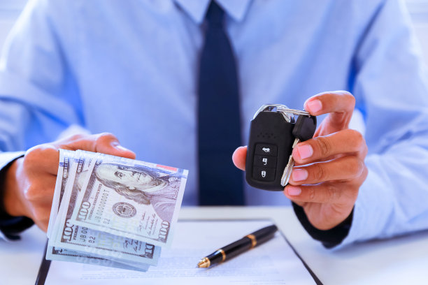 一个成功的商人提供了一把带合同的汽车钥匙。有合同的汽车租赁协议。汽车保险。图片下载