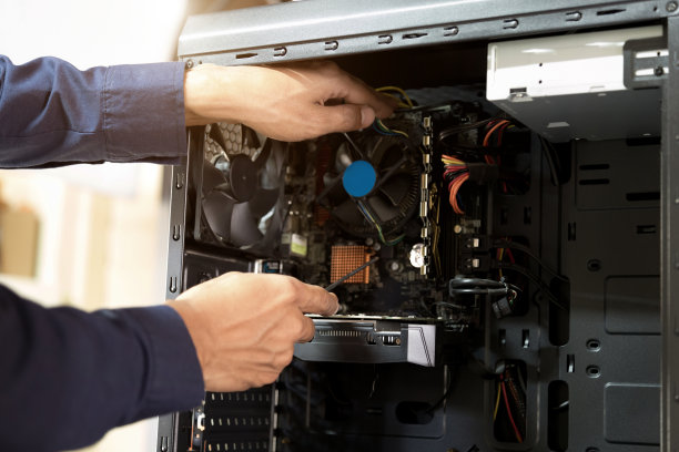 用螺丝刀修理电脑的技术员，电脑图片下载