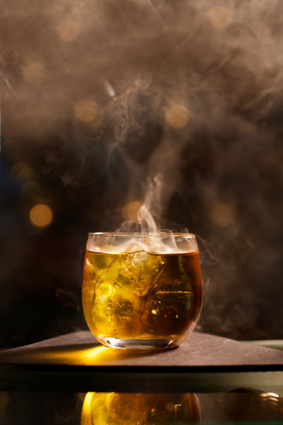桌上放着一杯烟熏威士忌，旁边放着冰块图片下载