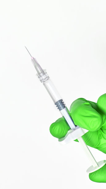 戴手套的人拿着疫苗注射器图片下载