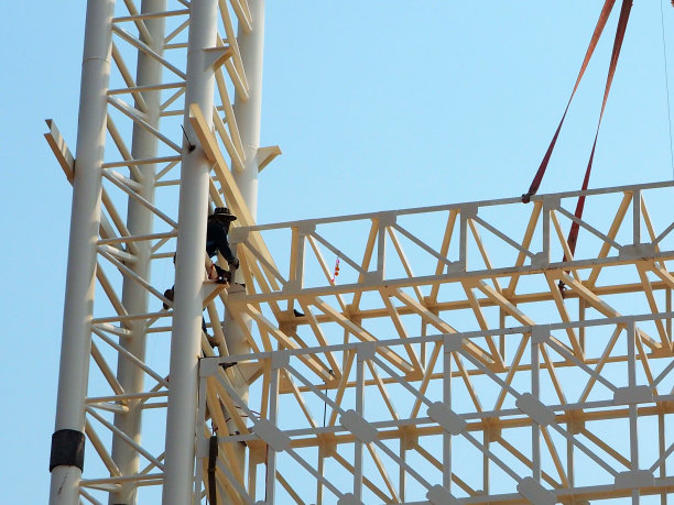 在建筑工地高空工作的人图片下载