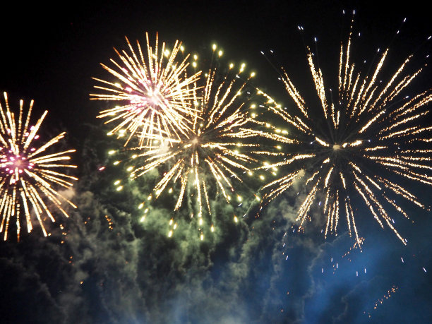 黑色背景的彩色烟花，是新年、聚会或任何庆祝活动的理想选择图片下载