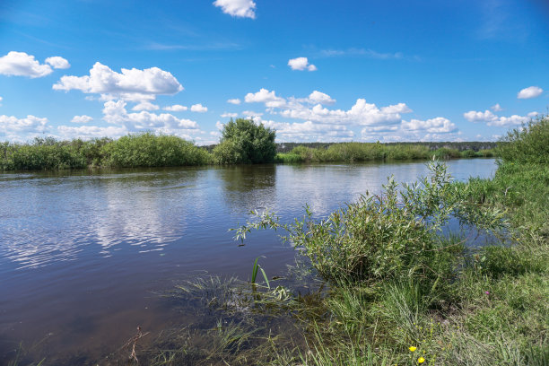美丽的春江在大自然中流淌。早晨和晚上的风景五彩缤纷。去世界上荒芜的地方旅行。设计素材照片图片下载
