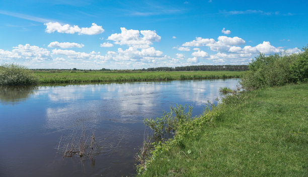 美丽的春江在大自然中流淌。早晨和晚上的风景五彩缤纷。去世界上荒芜的地方旅行。设计素材照片图片下载