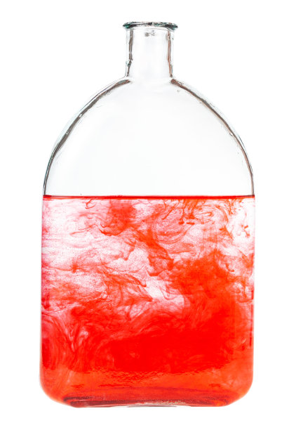 红色染料在瓶子中溶于水图片下载