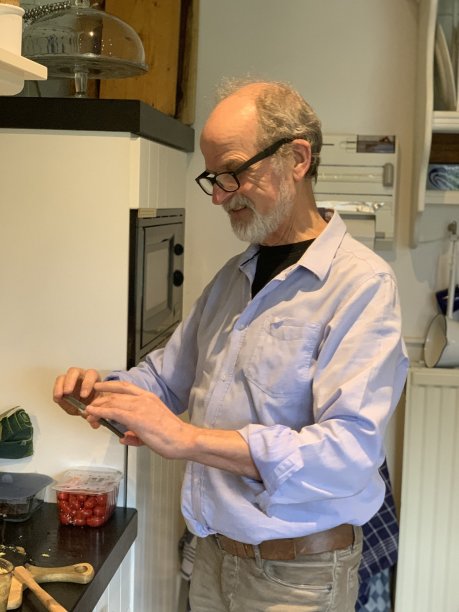 牧师准备去教堂做礼拜图片下载