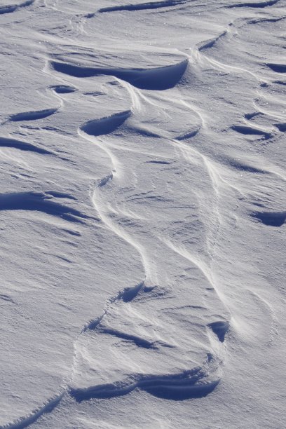 雪堆上有很好的阴影图片下载