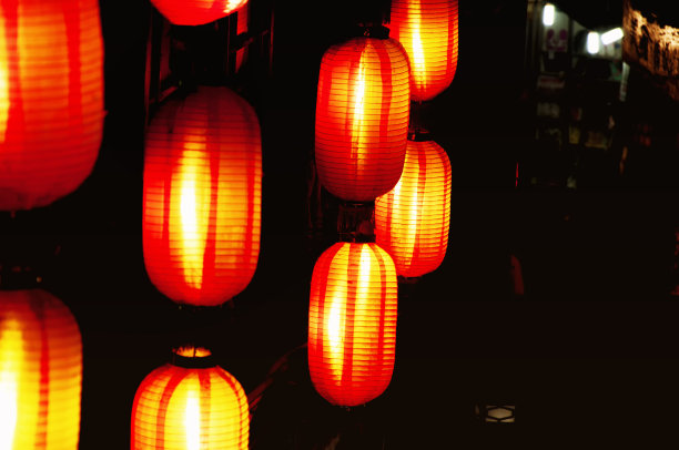 红色的中国灯笼照亮了中国凤凰图片下载