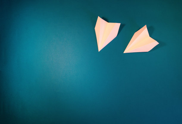 白色的小纸飞机。图片下载