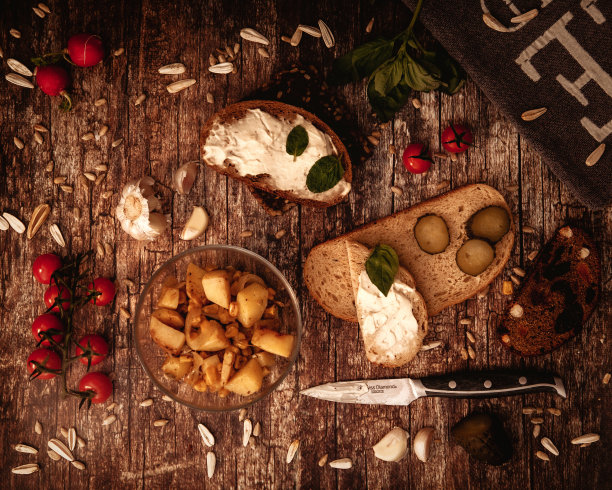 室内摄影中的面包图片下载