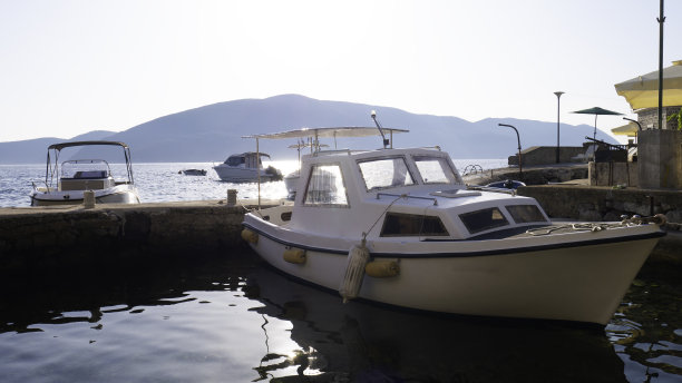 在黑山博卡科托尔斯卡罗的小村庄码头停靠的船只。图片下载