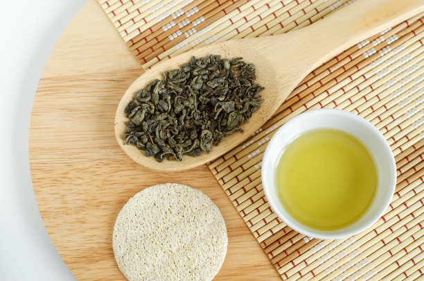 橄榄油，干绿茶和丝瓜海绵。自制面膜的配料。天然美容护理配方，零浪费理念。俯视图，复制空间。图片下载