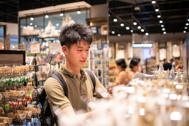 青少年独自旅行者在购物中心购买纪念品图片下载