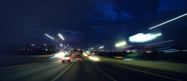 汽车在高速公路上行驶，佛罗里达州迈阿密图片下载