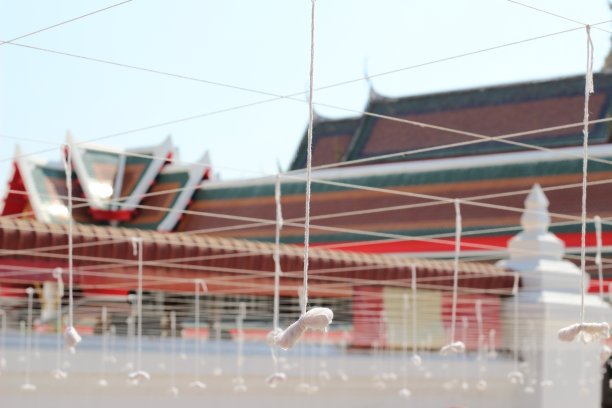 泰国素潘布里寺的院子里有很多纱线图片下载