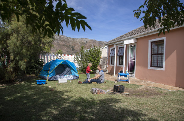 父亲和儿子封锁烧烤图片下载