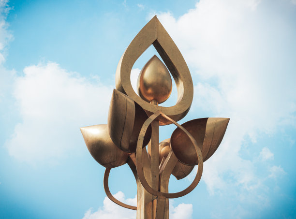 泰国曼谷的Benjakitti公园的象征性支柱与蓝天近距离接触图片下载