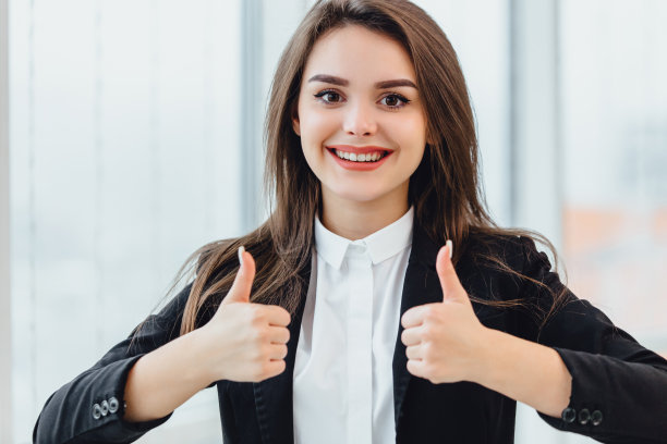 好工作的概念。快乐微笑的商业女性大拇指，满意的项目或想法。图片下载