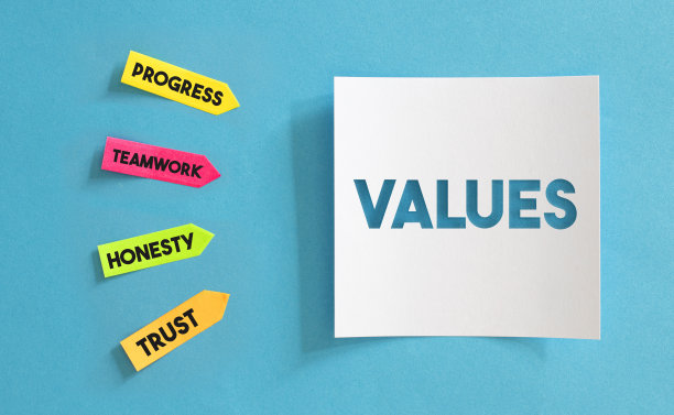 彩色便利贴纸和白纸与价值信息的蓝色纸。图片下载