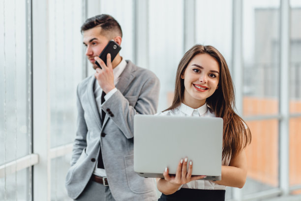 团队合作的概念。商务人士喜欢一起工作，在网上冲浪。图片下载