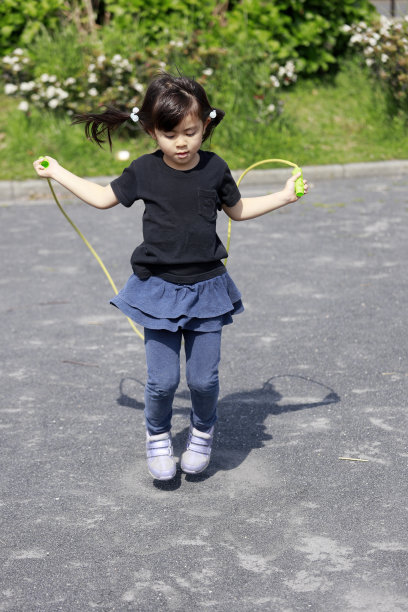 日本女孩(5岁)玩跳绳图片下载